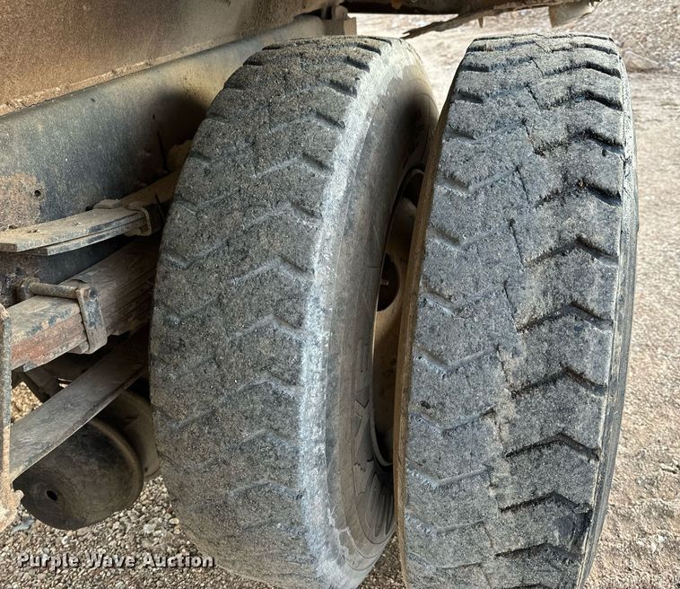 image for item NM9168 2002 International 4900  dump truck