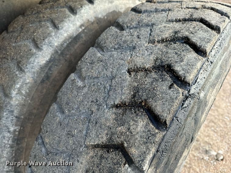 image for item NM9168 2002 International 4900  dump truck