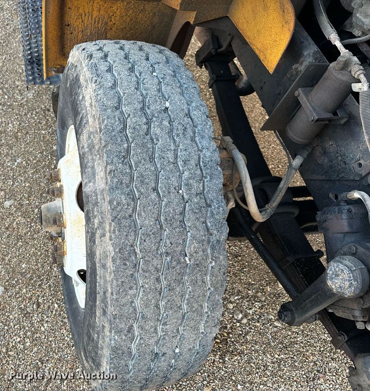 image for item NM9168 2002 International 4900  dump truck