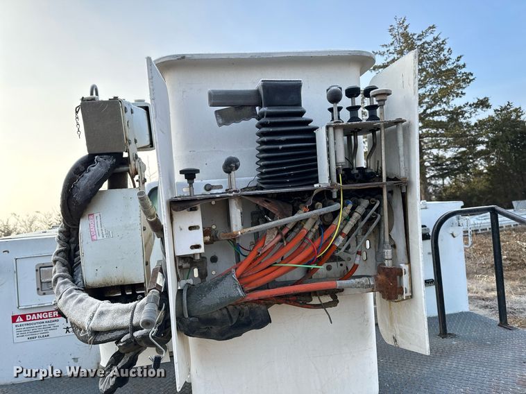 image for item NM9170 2003 Ford F550 Super Duty XL  bucket truck