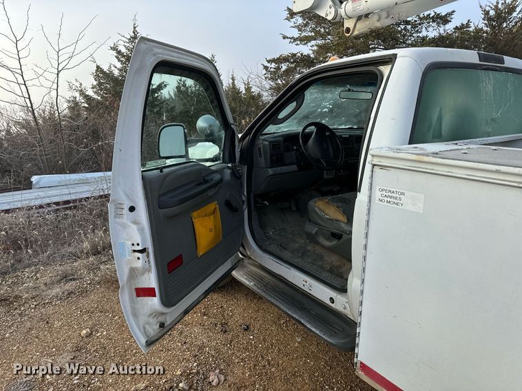 image for item NM9170 2003 Ford F550 Super Duty XL  bucket truck
