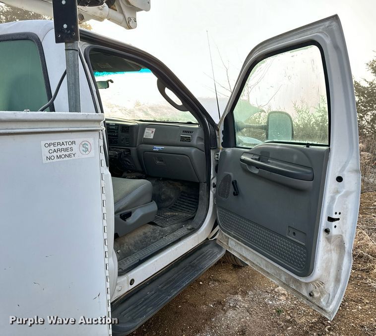 image for item NM9170 2003 Ford F550 Super Duty XL  bucket truck