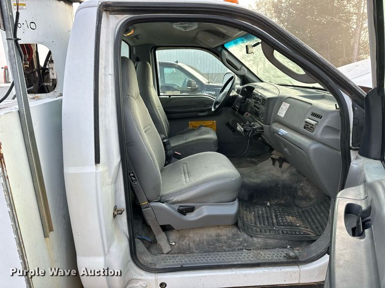 image for item NM9170 2003 Ford F550 Super Duty XL  bucket truck