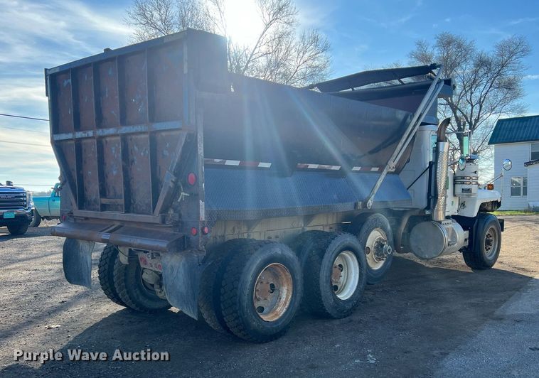 image for item NN9310 2001 Mack RD688S  dump truck