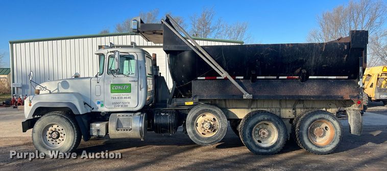 image for item NN9310 2001 Mack RD688S  dump truck