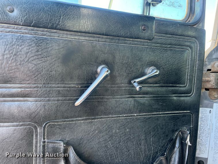 image for item NN9310 2001 Mack RD688S  dump truck