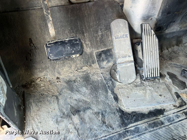 image for item NN9310 2001 Mack RD688S  dump truck