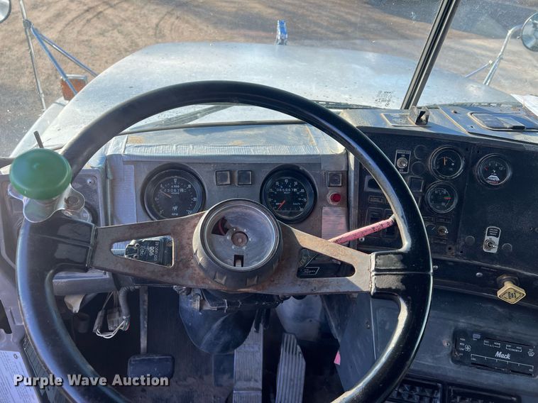 image for item NN9310 2001 Mack RD688S  dump truck