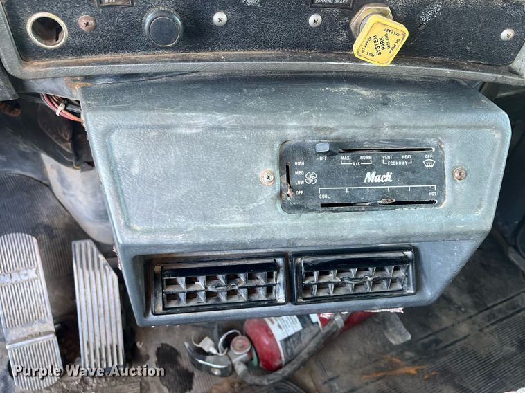 image for item NN9310 2001 Mack RD688S  dump truck