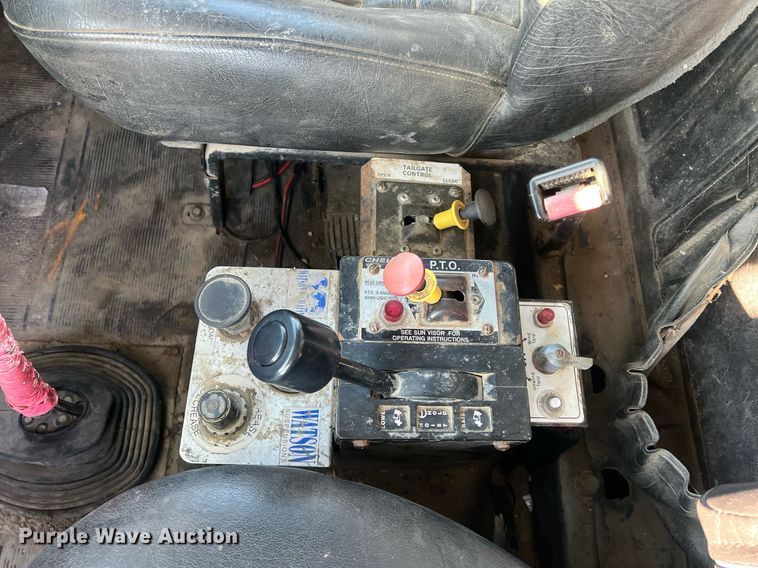 image for item NN9310 2001 Mack RD688S  dump truck