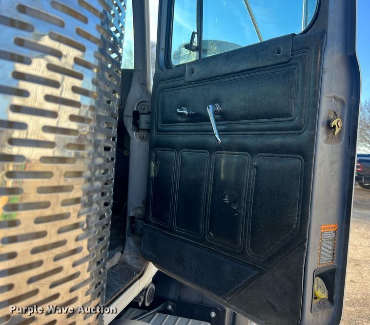 image for item NN9310 2001 Mack RD688S  dump truck