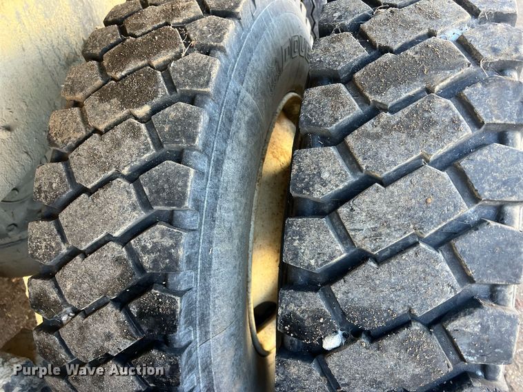 image for item NN9310 2001 Mack RD688S  dump truck