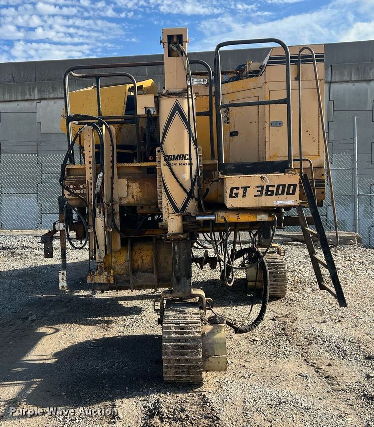 image for item NN9317 1996 Gomaco GT3600  slip form paver