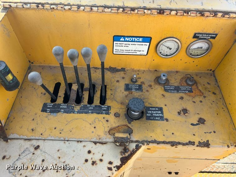 image for item NN9317 1996 Gomaco GT3600  slip form paver