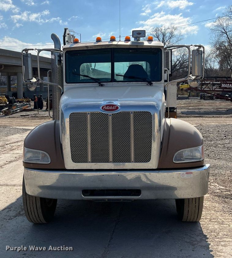 image for item NN9318 2014 Peterbilt 337  utility / service truck