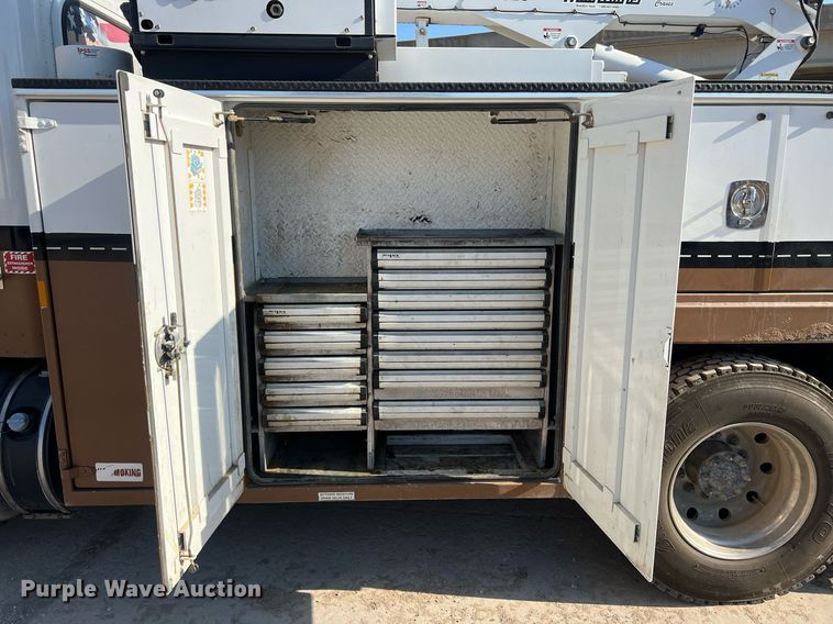 image for item NN9318 2014 Peterbilt 337  utility / service truck