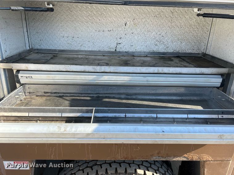 image for item NN9318 2014 Peterbilt 337  utility / service truck