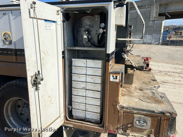 image for item NN9318 2014 Peterbilt 337  utility / service truck