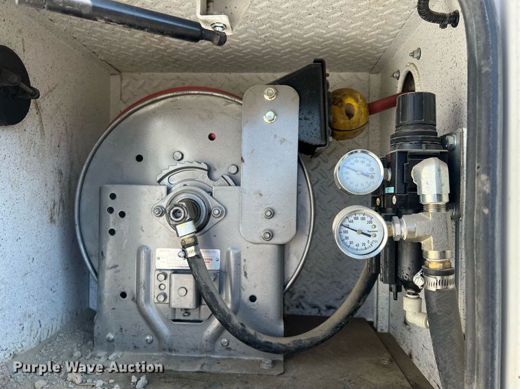 image for item NN9318 2014 Peterbilt 337  utility / service truck