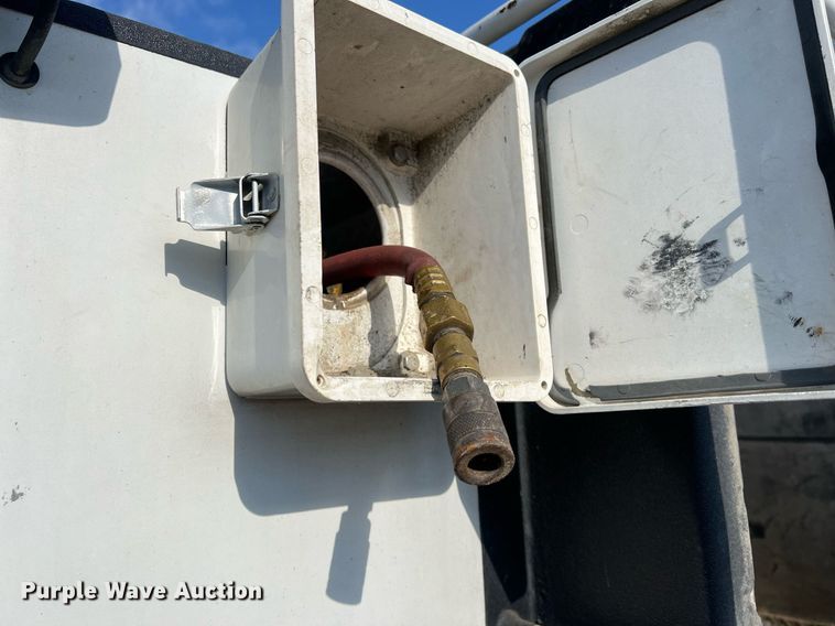 image for item NN9318 2014 Peterbilt 337  utility / service truck