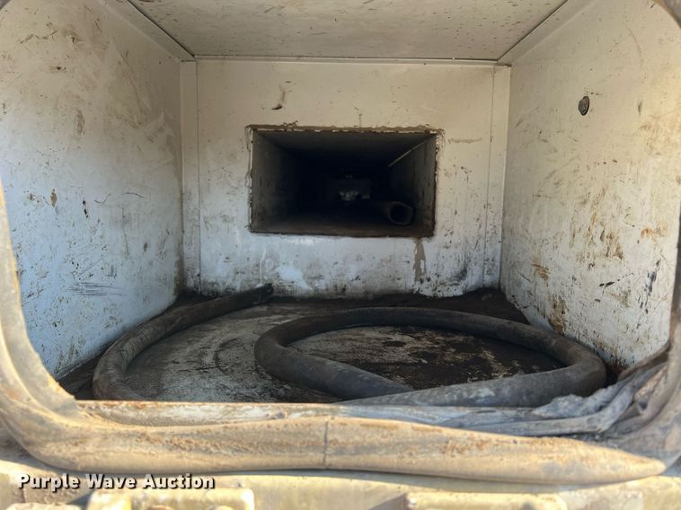 image for item NN9318 2014 Peterbilt 337  utility / service truck