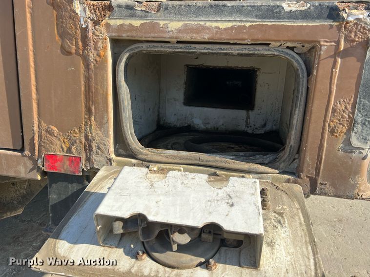 image for item NN9318 2014 Peterbilt 337  utility / service truck