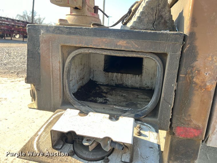 image for item NN9318 2014 Peterbilt 337  utility / service truck