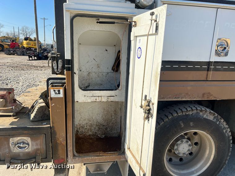 image for item NN9318 2014 Peterbilt 337  utility / service truck