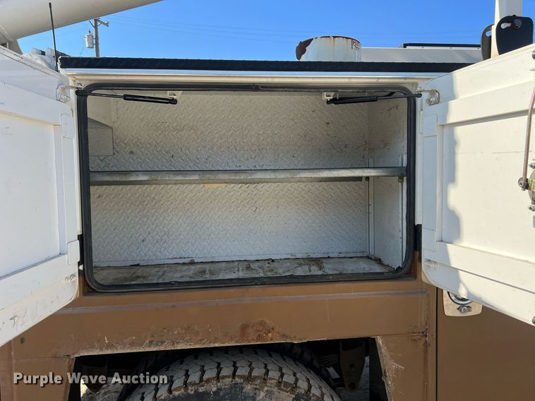 image for item NN9318 2014 Peterbilt 337  utility / service truck