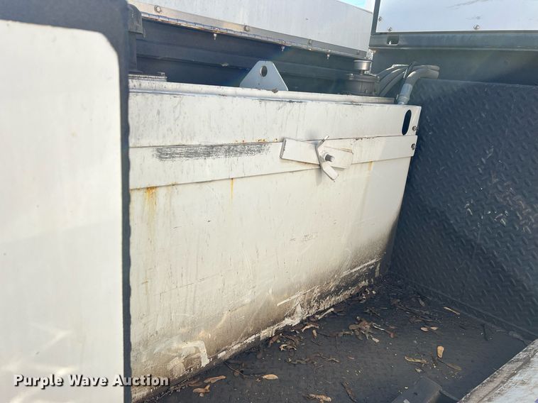 image for item NN9318 2014 Peterbilt 337  utility / service truck