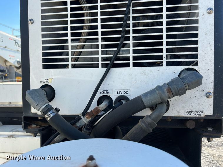 image for item NN9318 2014 Peterbilt 337  utility / service truck