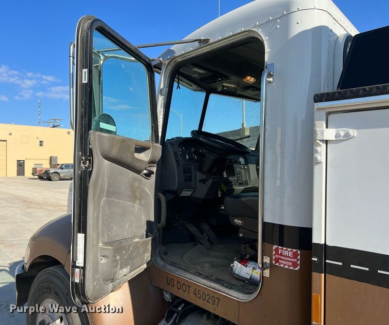 image for item NN9318 2014 Peterbilt 337  utility / service truck