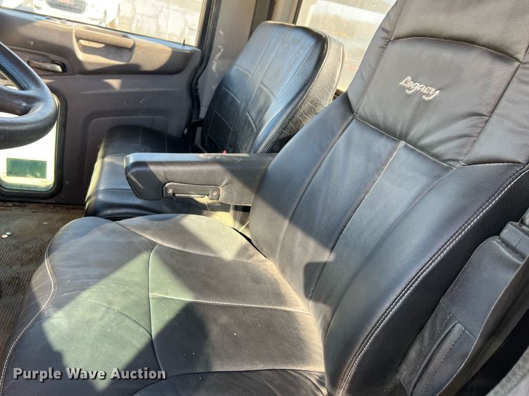 image for item NN9318 2014 Peterbilt 337  utility / service truck