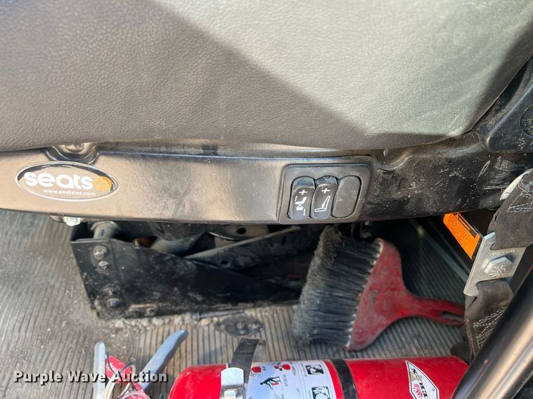 image for item NN9318 2014 Peterbilt 337  utility / service truck