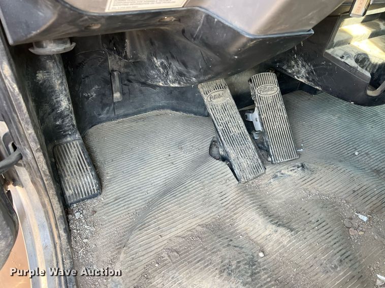 image for item NN9318 2014 Peterbilt 337  utility / service truck