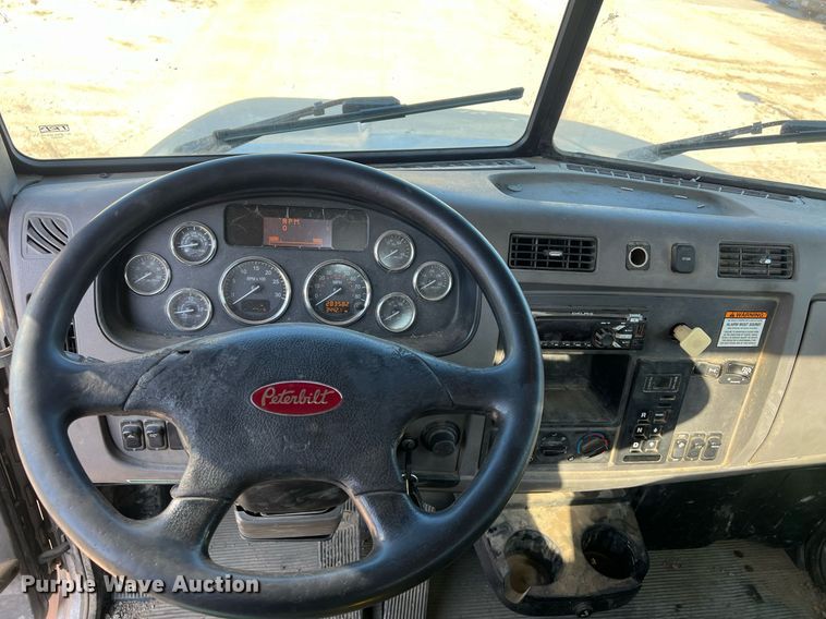 image for item NN9318 2014 Peterbilt 337  utility / service truck