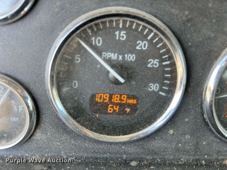 image for item NN9318 2014 Peterbilt 337  utility / service truck