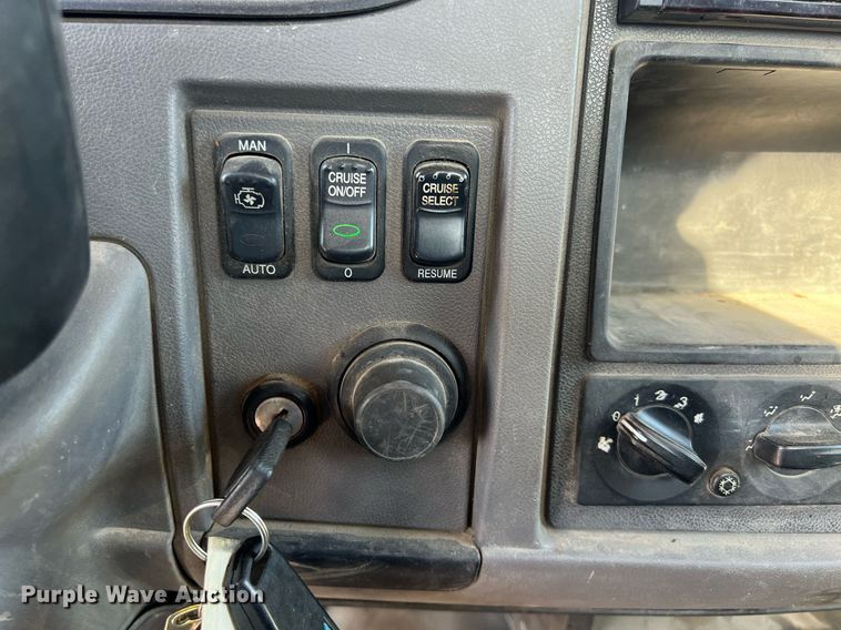 image for item NN9318 2014 Peterbilt 337  utility / service truck