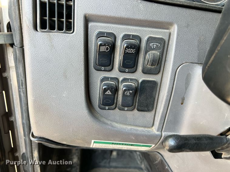 image for item NN9318 2014 Peterbilt 337  utility / service truck