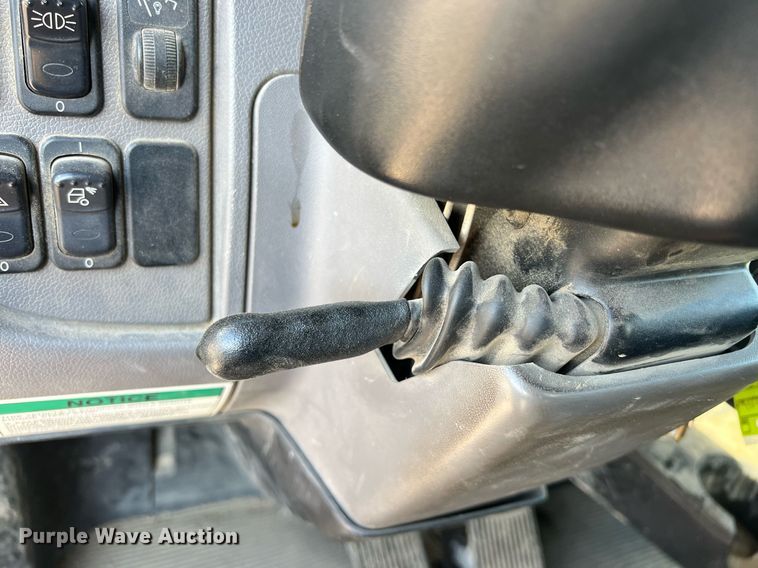 image for item NN9318 2014 Peterbilt 337  utility / service truck