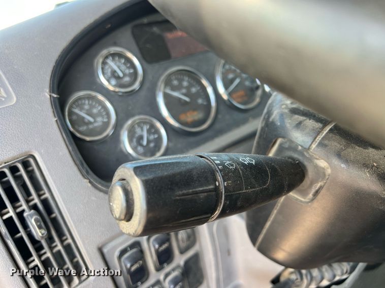 image for item NN9318 2014 Peterbilt 337  utility / service truck