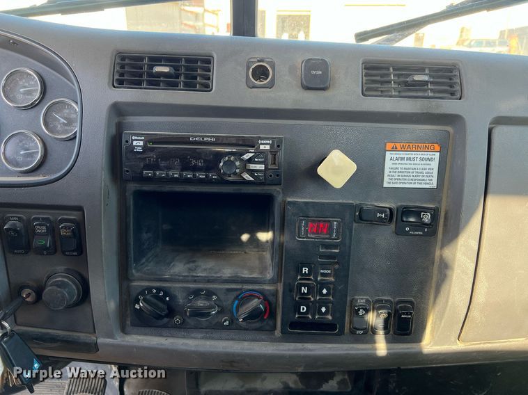 image for item NN9318 2014 Peterbilt 337  utility / service truck