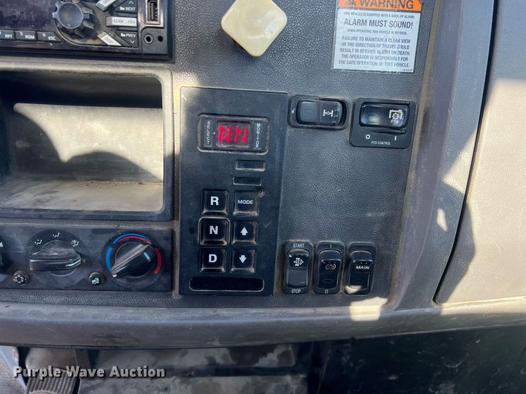 image for item NN9318 2014 Peterbilt 337  utility / service truck