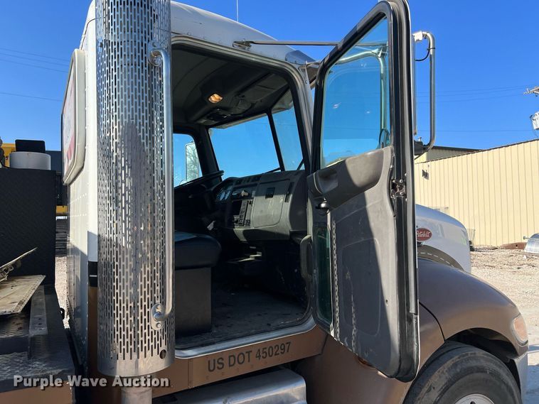 image for item NN9318 2014 Peterbilt 337  utility / service truck