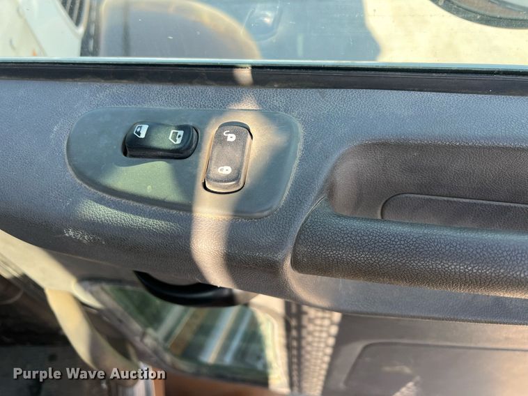 image for item NN9318 2014 Peterbilt 337  utility / service truck