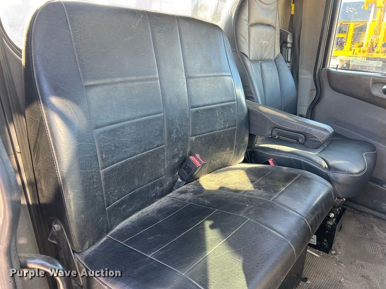 image for item NN9318 2014 Peterbilt 337  utility / service truck