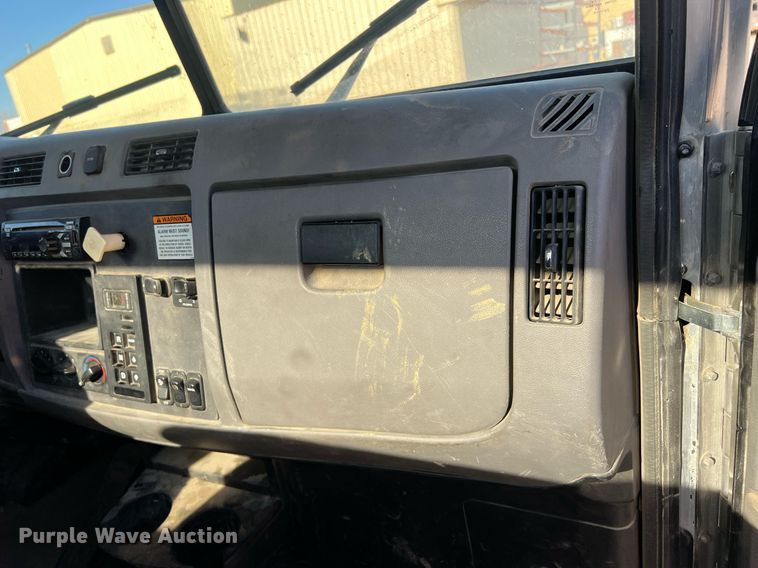 image for item NN9318 2014 Peterbilt 337  utility / service truck