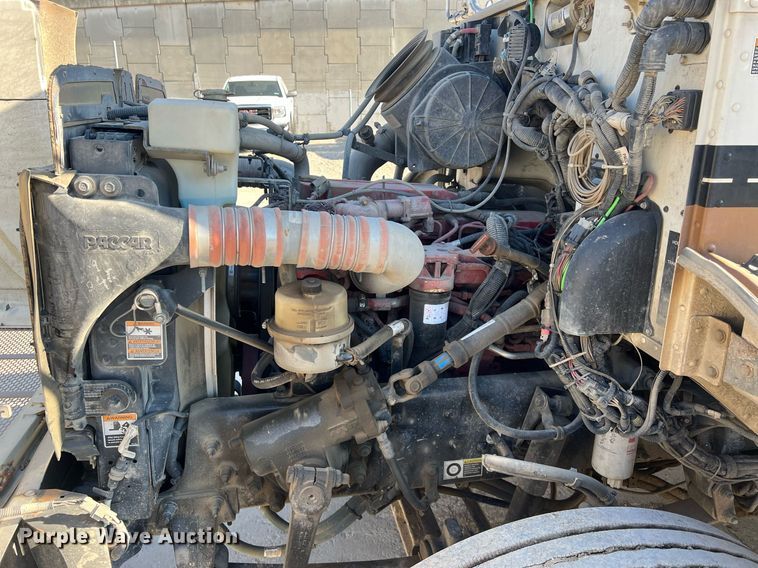 image for item NN9318 2014 Peterbilt 337  utility / service truck