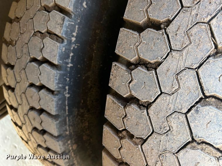 image for item NN9318 2014 Peterbilt 337  utility / service truck