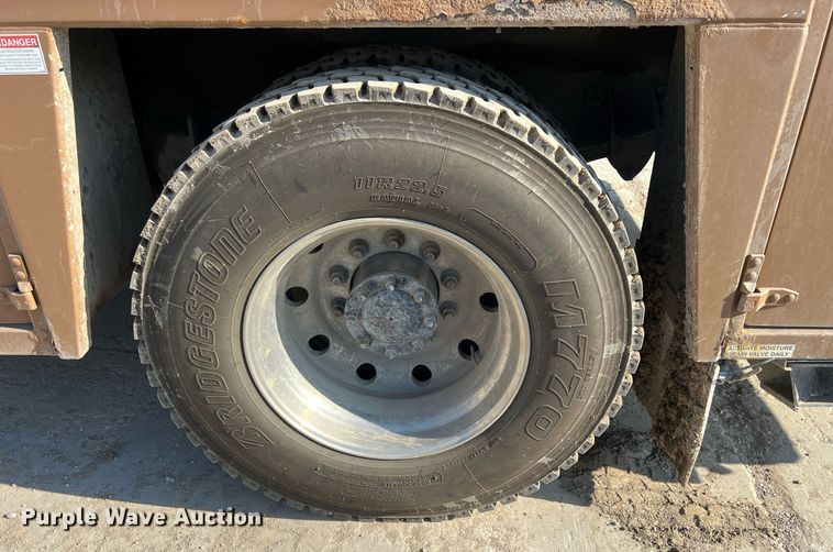 image for item NN9318 2014 Peterbilt 337  utility / service truck